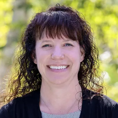 headshot of kelly stebbeds