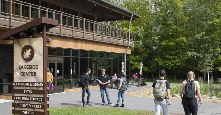Students walking into Lakeside Center