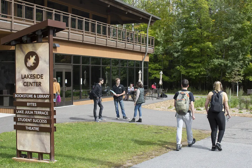 Students walking into Lakeside Center