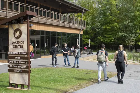 Students walking into Lakeside Center